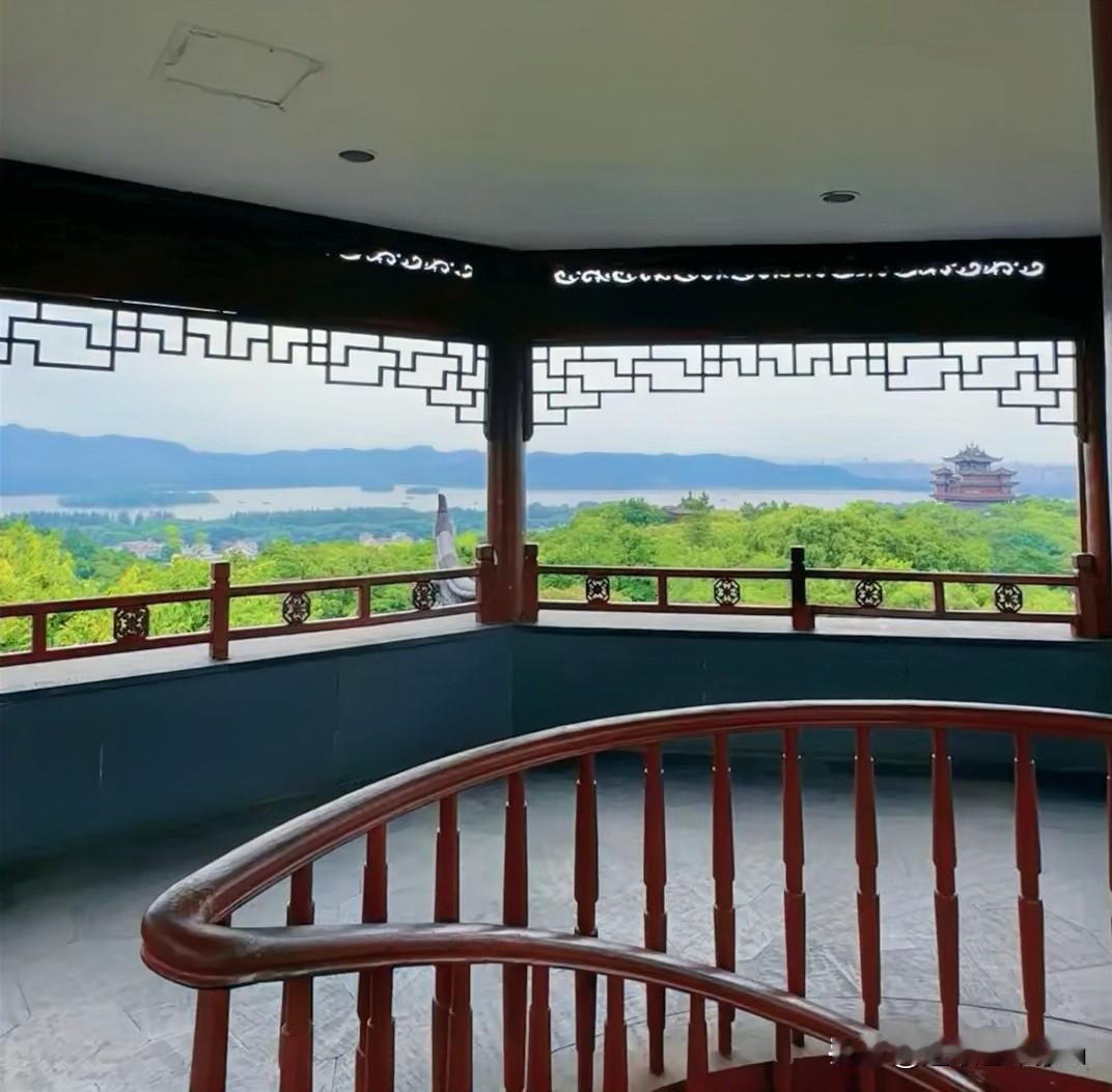 杭州西湖吴山景区江湖汇观亭，位于杭州市吴山景区紫阳山顶，是一座八角攒尖顶重檐十六