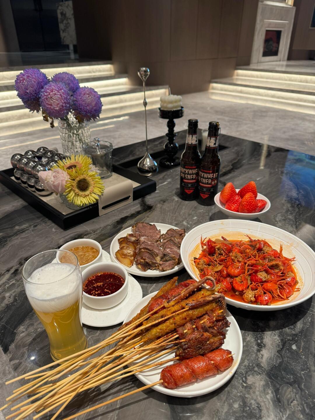 吃点宵夜看个电影睡觉，简简单单又是一天