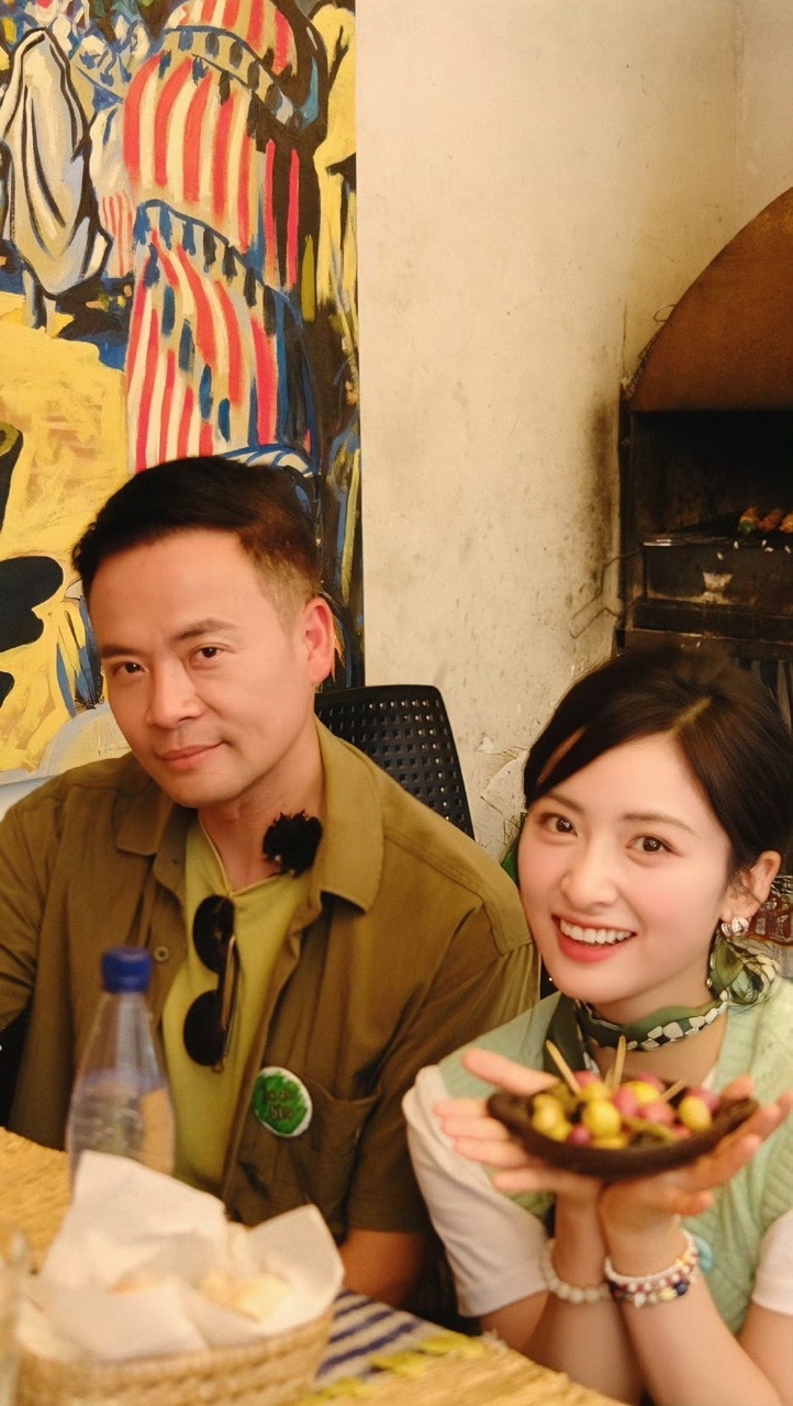 娱乐[超话]沈月谢谢这个拍照搭子翟潇闻拍沈月翟潇闻拍沈月，好完美俩拍照搭子 ​​