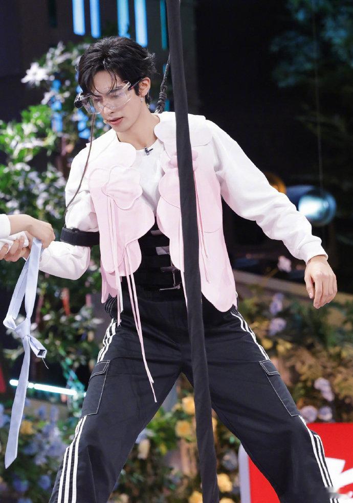 你好星期六跨年档大片上线你好星期六这期的爆梗真的太多了，“川渝噩梦” 绕口令、“