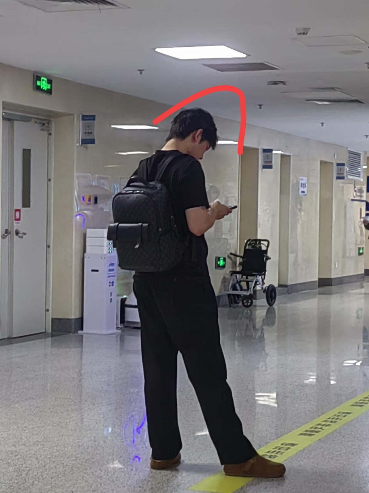 大家给看看，这男人有钱吗？