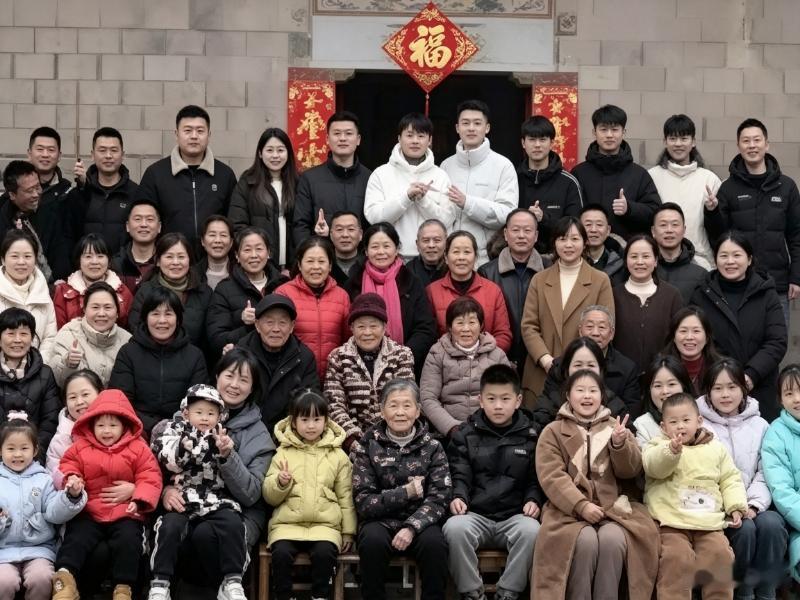 全家60口，四世同堂！
和睦相处，彼此依靠。

近日有媒体报道，有一个令人称道的
