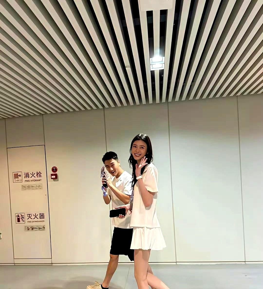 何猷君澄清私生子谣言才几天？转头就带老婆高调追星去了！

谢霆锋杭州演唱会，五万