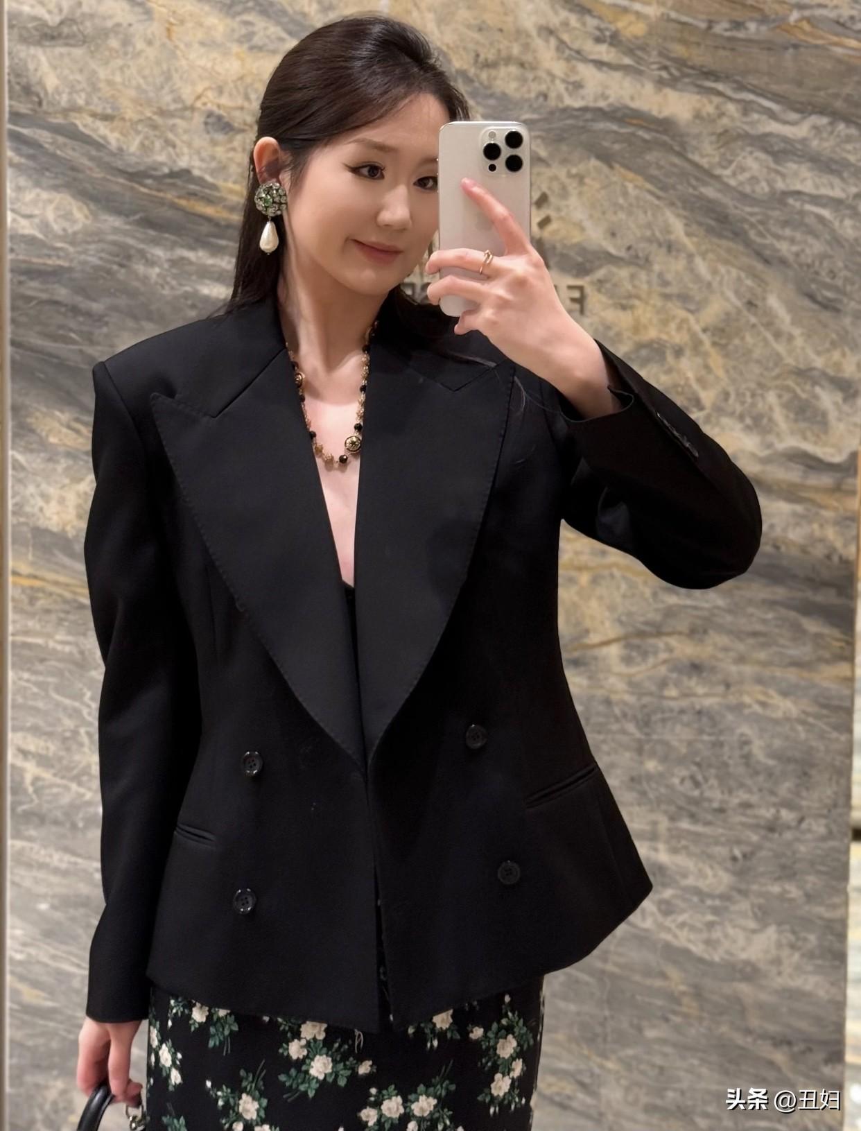 情绪稳定是她们的一大特点，遇事不慌，能理性解决问题，不把负面情绪传递给别人。
更