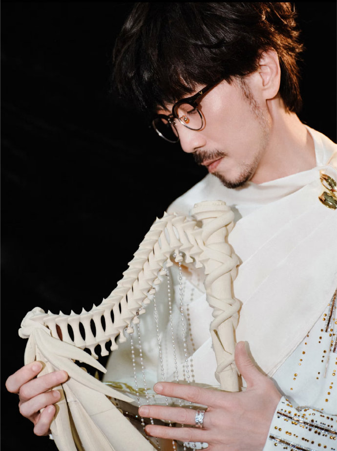 周传雄演唱会夯爆了烟花无人机齐上阵，舞台豪华又走心，大合唱太戳心 