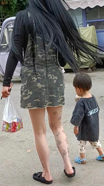 也不知道是贴纸还是纹身，反正是挺个性的