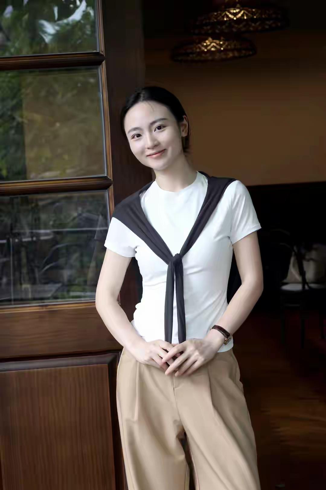 简约风穿搭，黑白撞色，清新自然，轻松惬意。