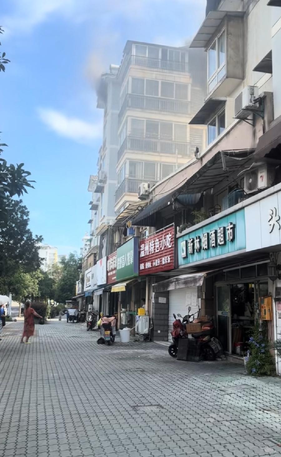 宁波网友透露，掉在被子上了，只是骨折，如果属实，楼下道路这么宽，不放充气垫？没配