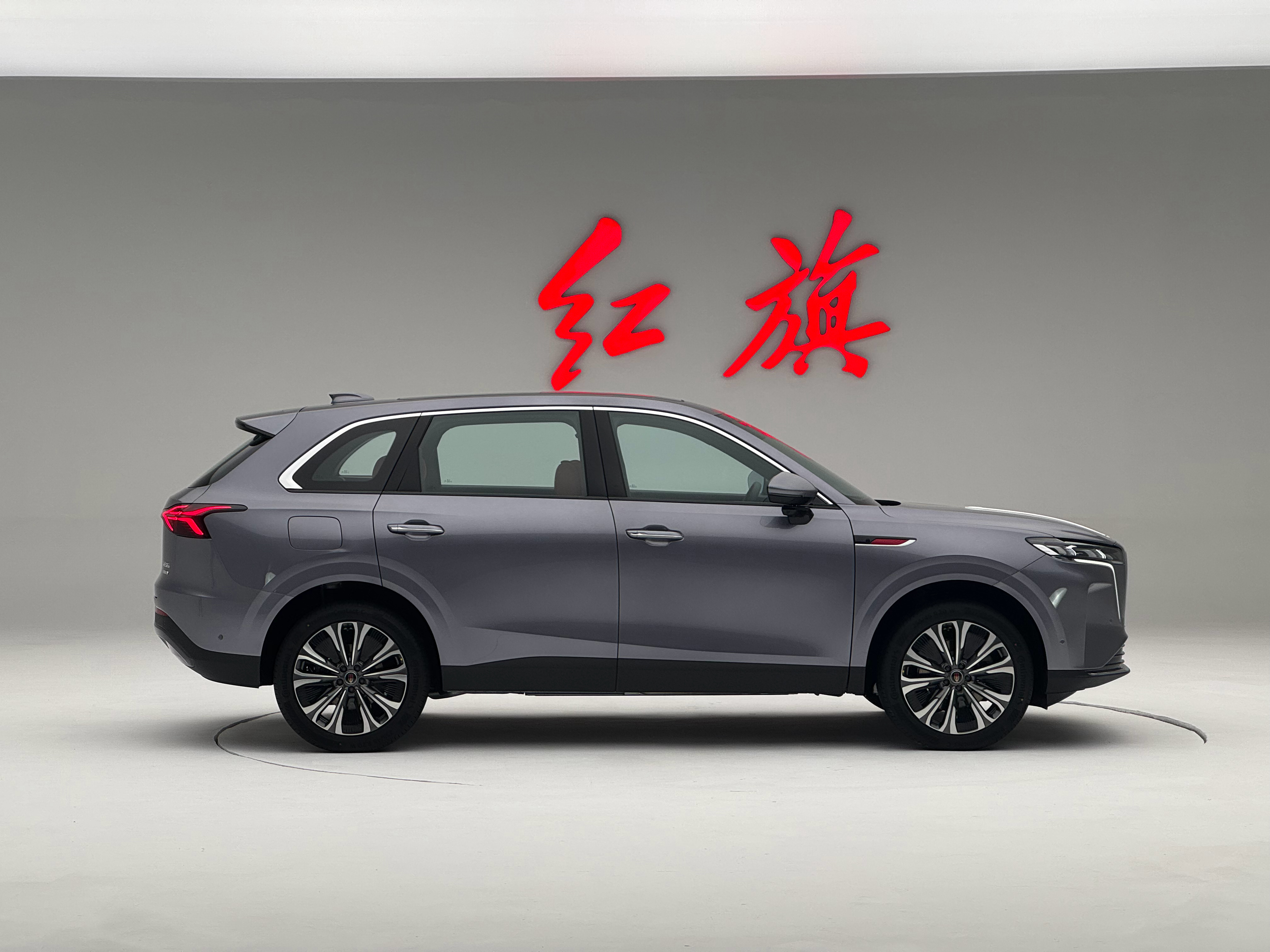 红旗HS6PHEV，又一台冲着理想L6去的车。别的先不说，这个造型觉得怎么样？还