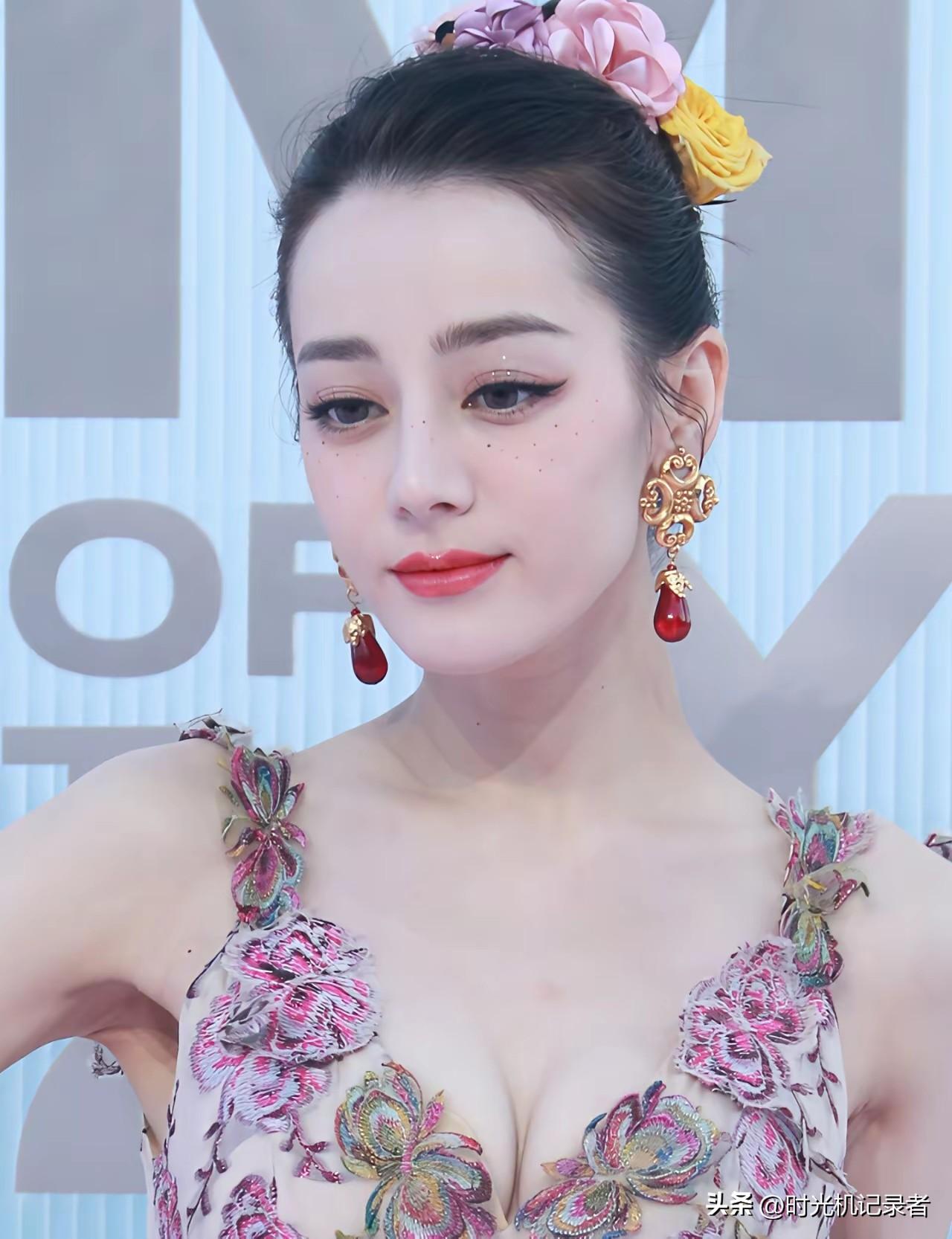 最美的新疆女演员，迪丽热巴真是好像雪莲花一样，长得漂亮不说，出道这么多年真是没有