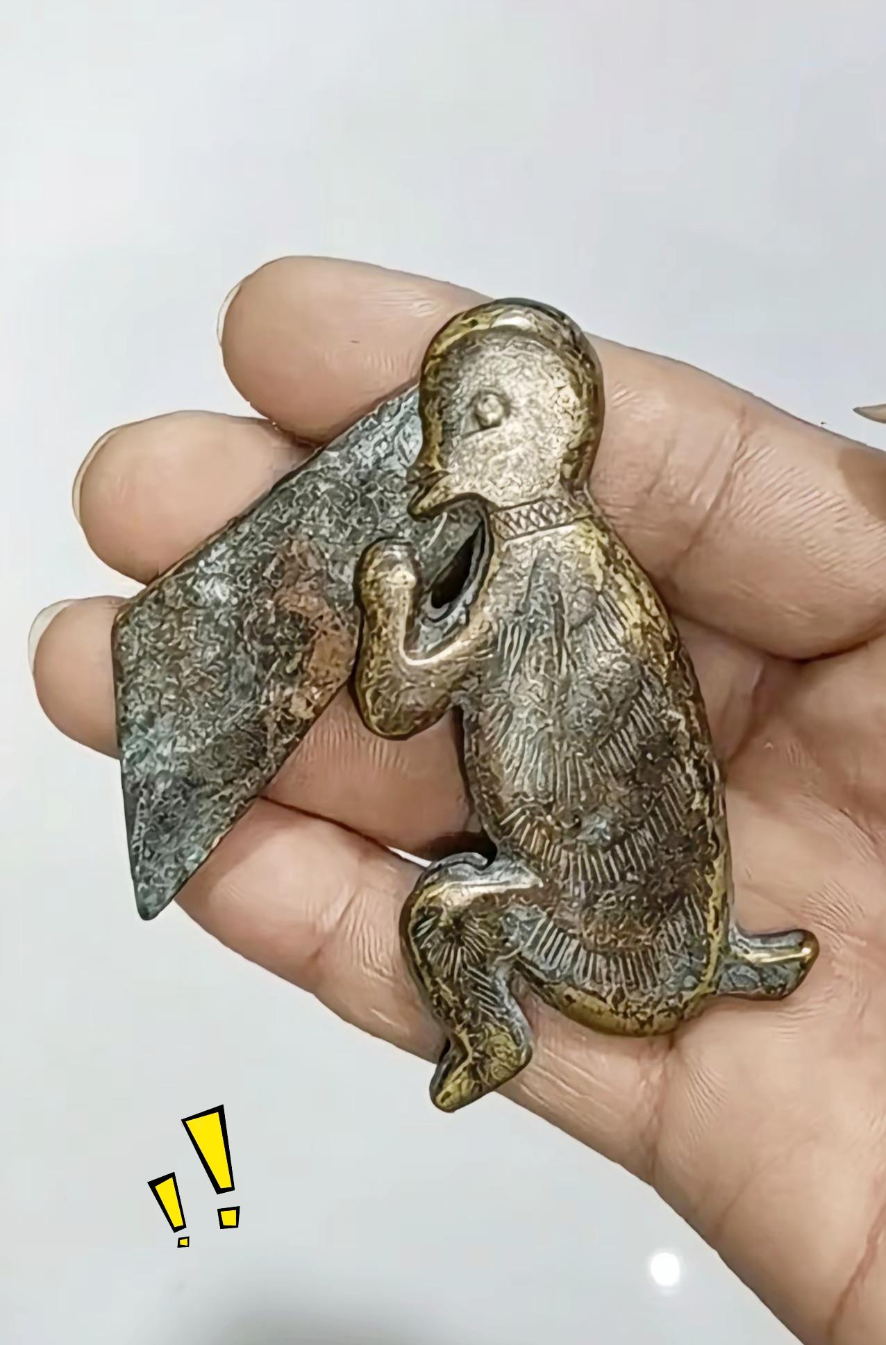 见过各式各样的老铜器，可这个造型古怪的小铜件，90%的人都说不出它的来历和用处。