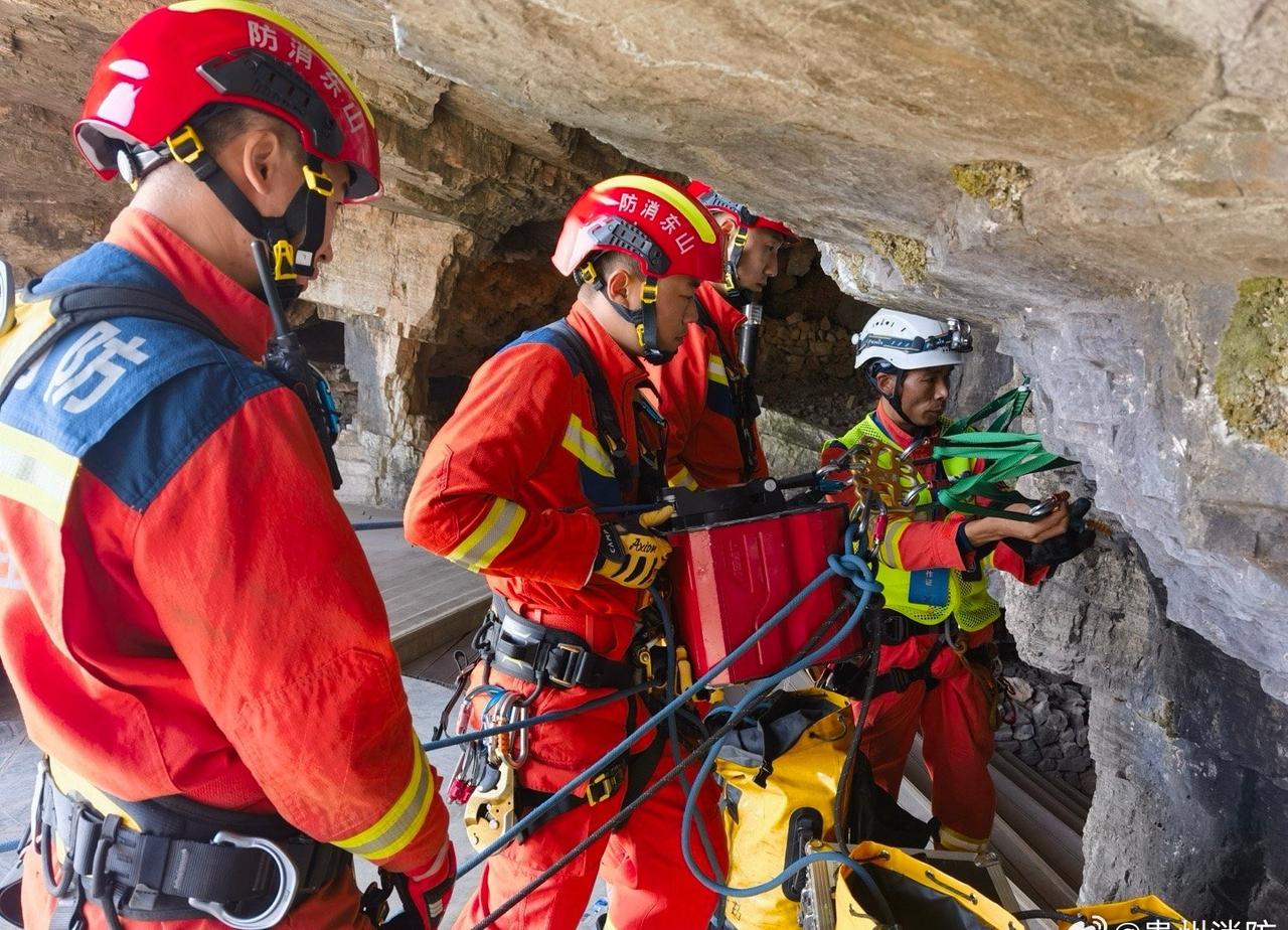 贵州消防超话 晨雾漫过黔山，警灯已划破天际。贵州消防的早训时间到，每一次奔跑与操