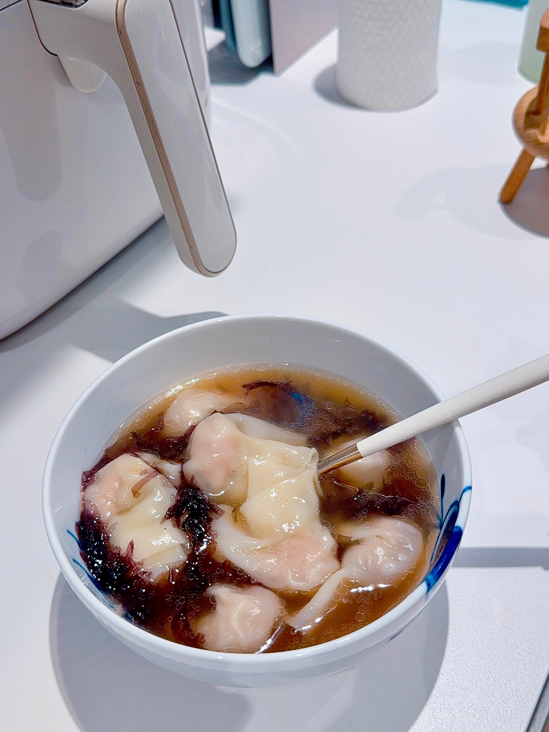 咬一口热乎的梅干菜五花肉饼真的太幸福。饼皮焦脆掉渣，梅干菜浸透五花肉的油汁，咸鲜