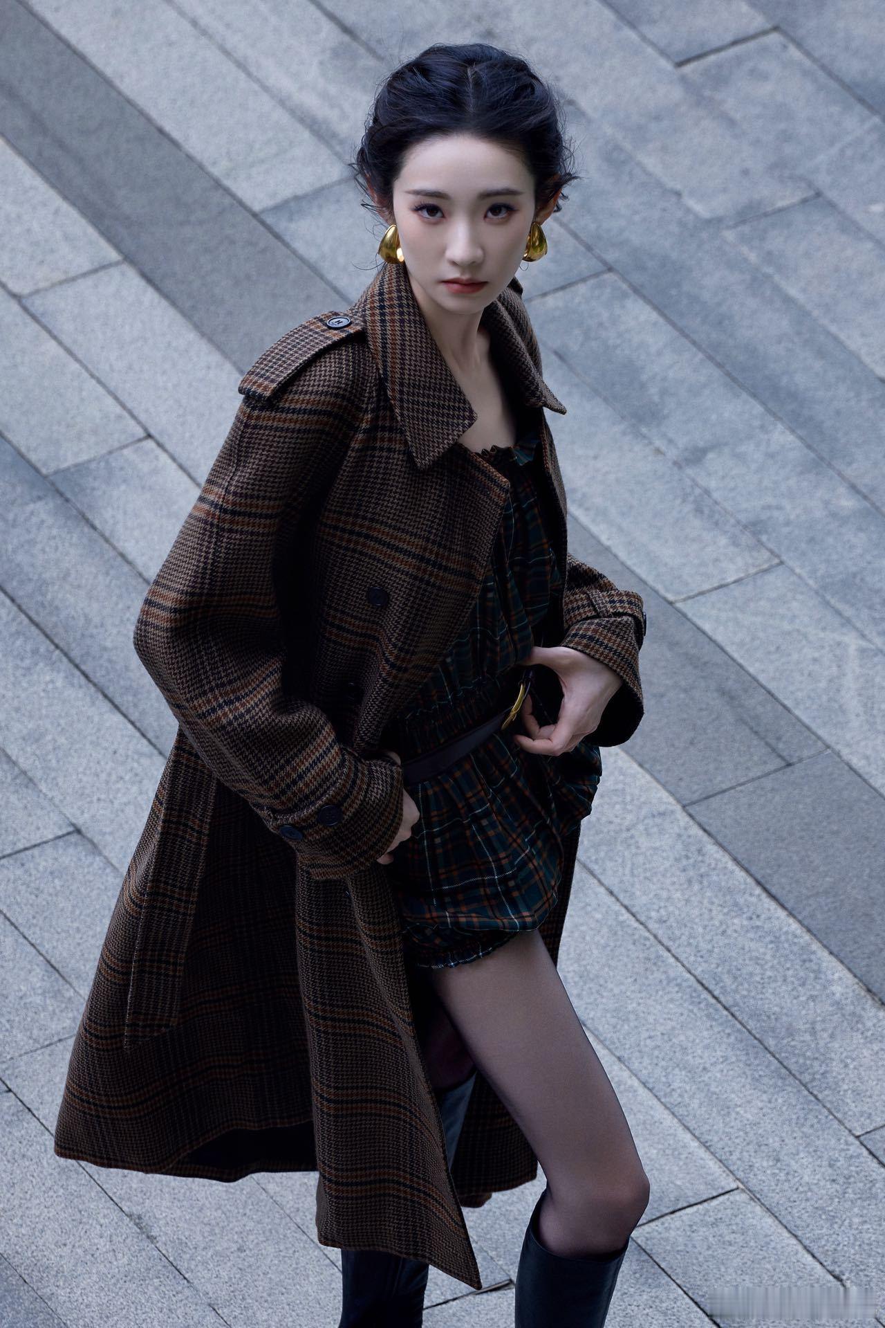 张艺凡ELLE盛典 这波是把“清冷贵气”焊在身上了！绸缎裙摆光泽流转，搭配她优越