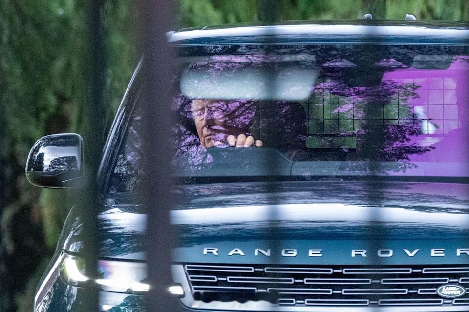 英国王室[超话]  2025年10月31日，查尔斯三世被拍到开车出现在诺福克郡桑