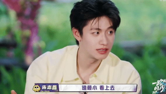 倪萍李飞说苏新皓长得显小倪萍老师说看上去苏新皓是最小的，我也是非常认同了，毕竟这