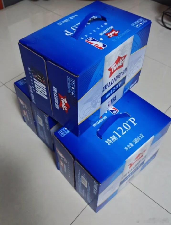 在美团闪购上买了几箱啤酒，一箱便宜十多块，给我爸拿一箱去！[嘻嘻] ​​​