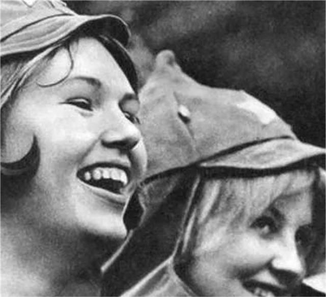 1945年，日本战败，一个苏联女战士拉出来一个长相清秀的日本俘虏，低声说“跟我生