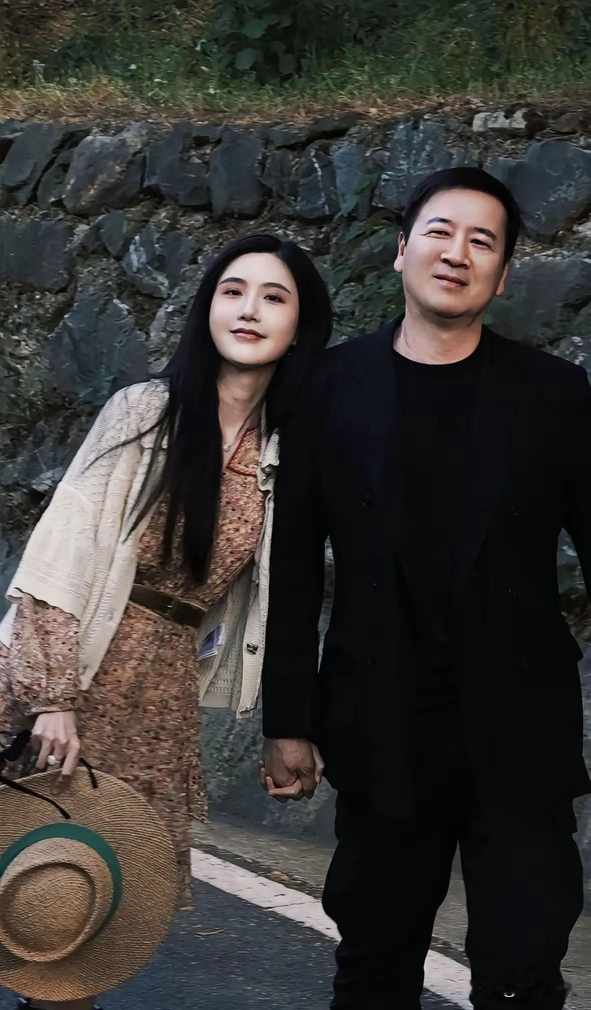 我觉得，楚玲才是那个幸运的女人，虽说赖文峰比她大19岁，但是赖文峰也算是高颜值了