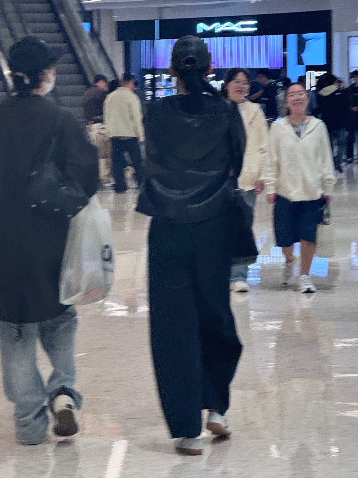 青岛偶遇关晓彤关晓彤青岛逛街 “她真的好不上镜啊 没化妆真人的脸像小朋友一样小 