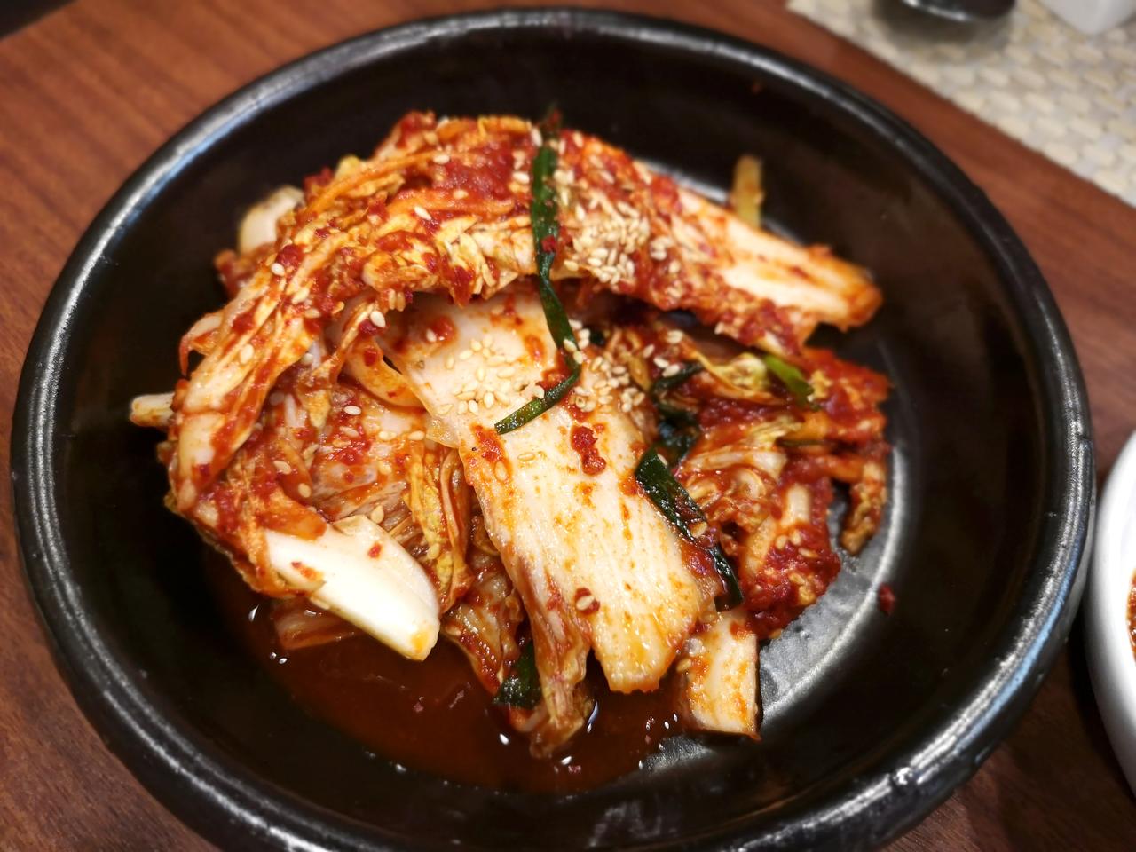 出口韩国的辣白菜恢复上架了，抖音搜索泽农春雨店铺即可下单。数量有限，先到先得