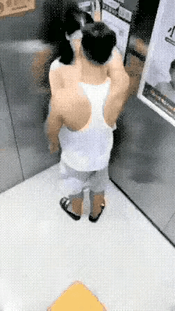 粗暴的男人眼里只有按钮，把女人当障碍一把推过。