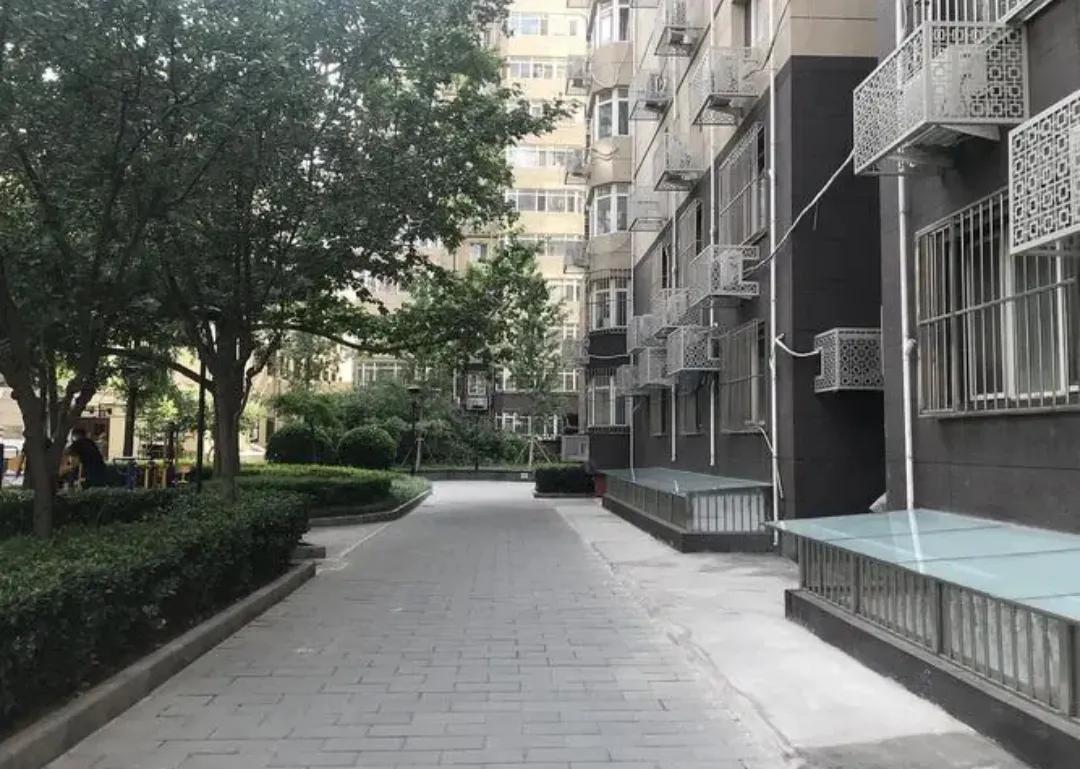 姑姑姑父的老房子拆迁，分了150万。老两口给了我二表哥50万，然后拿着100万找