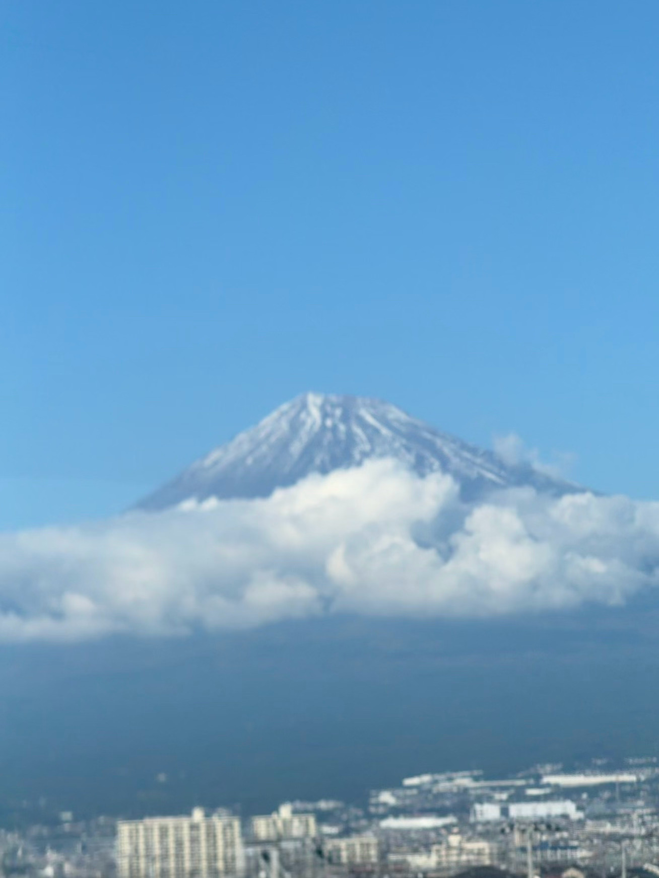 今天在新干线上看见富士山了 好幸运呀 把这份美好与幸福分享给大家  ​​​