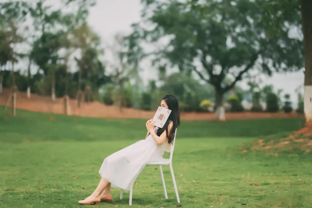 励志哲理人生  一个人读书的意义，究竟是什么？意义就在于：你无法到达的地方，文字
