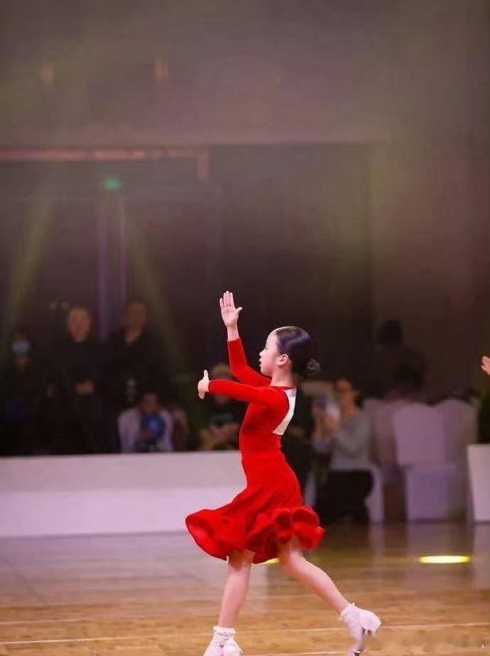 儿子摩登比赛偶遇孙俪和小花 带娃比摩登舞意外撞见孙俪陪小花，她沉下心陪孩子成长的