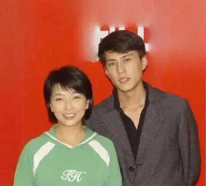 江珊和靳东在《悲情母子》片场看对眼，戏里演母子戏外谈姐弟恋，差了九岁。

江珊刚