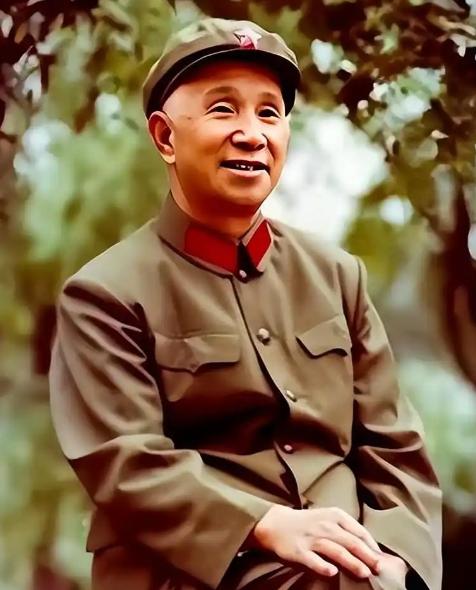 1948年12月，淮海战役打到最要命的时候。解放军把杜聿明集团围在陈官庄，可前线