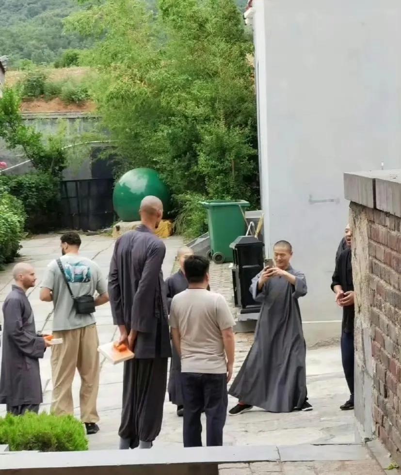 文班亚马被拍到与伙伴一起在少林寺参加晨跑，发现他之所以能剃度出家早有端倪。

他