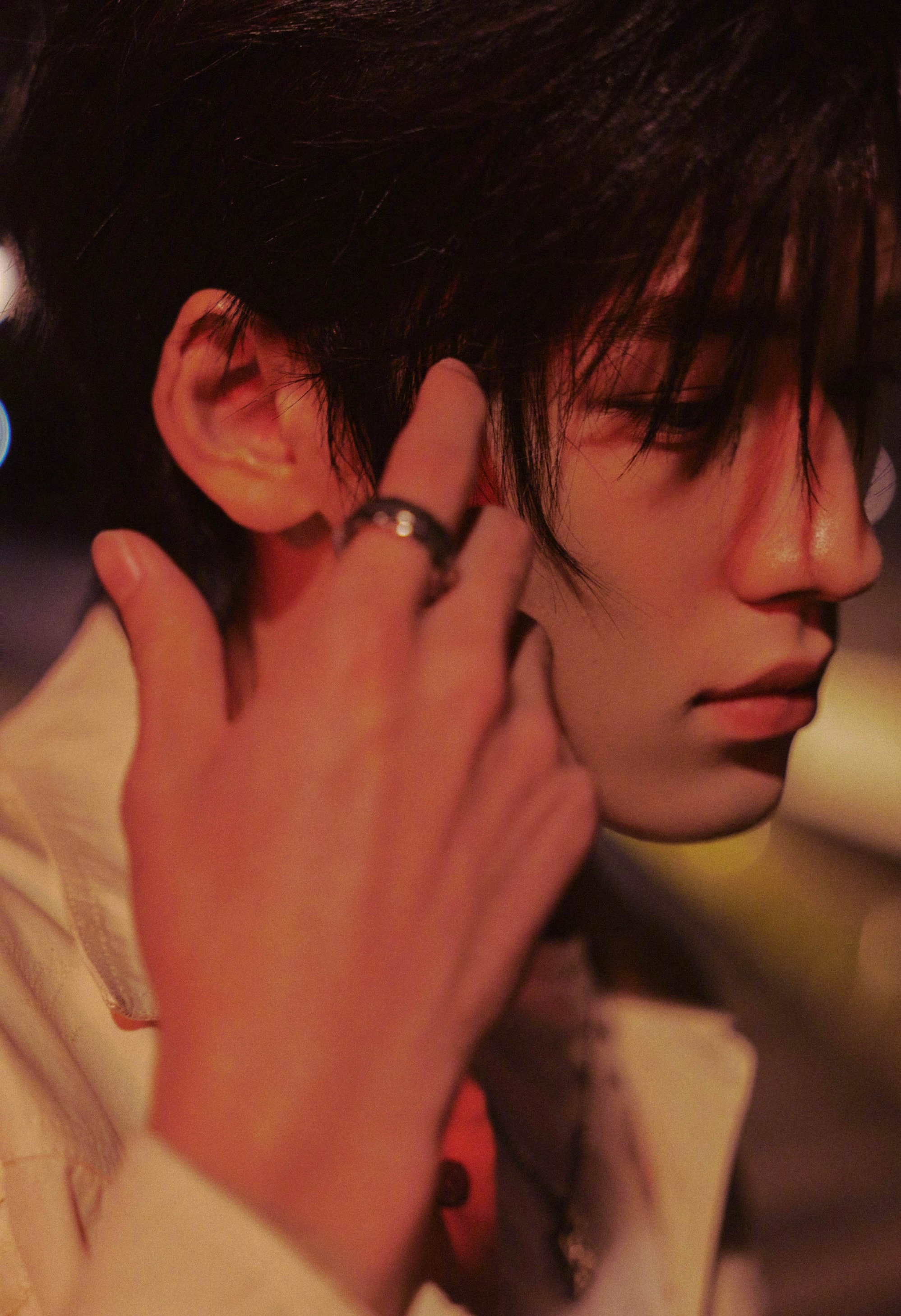 宋亚轩 in Louis Vuitton 📸✨ 朦胧夜色映衬清俊少年轮廓，温柔