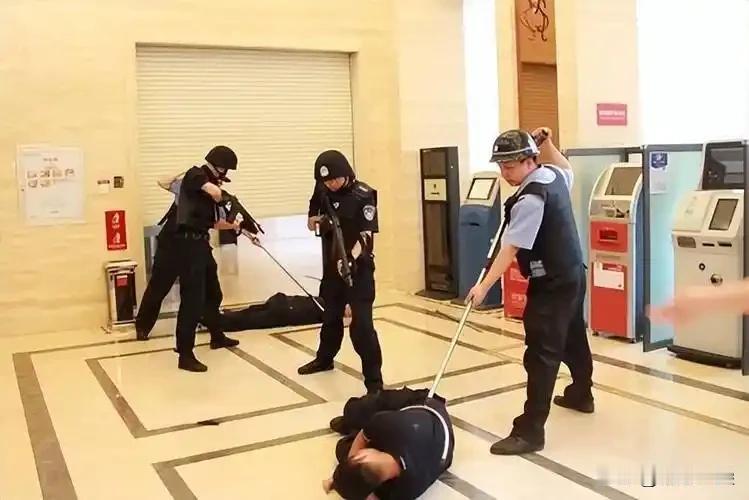 这些年抢劫银行的恶性案件少了

我说得非常准吧：这些年抢劫银行的恶性案件确实大幅
