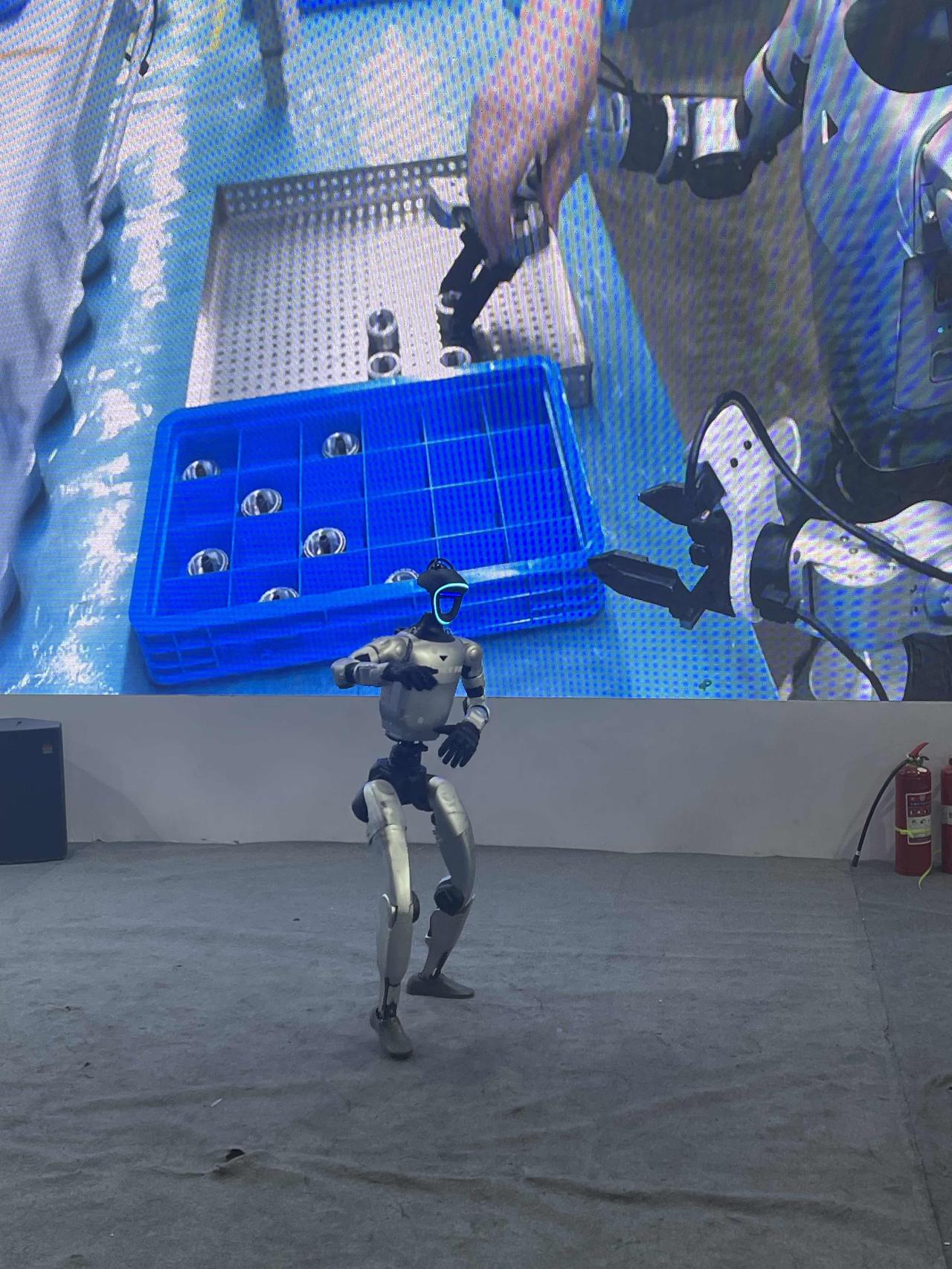 今天参观了正在北京首钢园举办的中国科幻大会！现场气氛热烈，人头攒动，各家机器人?