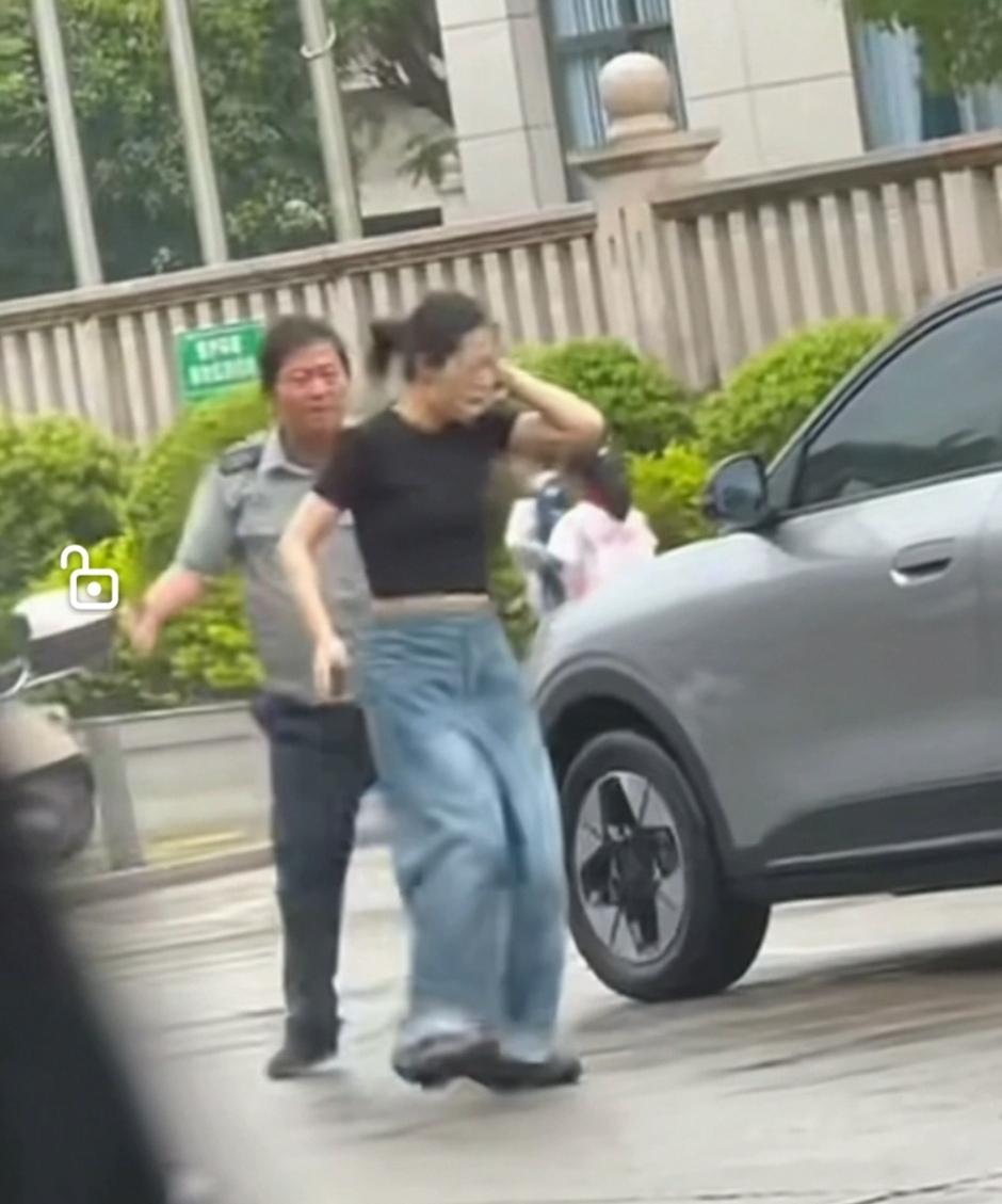 我不同情这个女的，当她伸腿踢向男人时，以为男的不会反击？可惜判断错误。

反过来