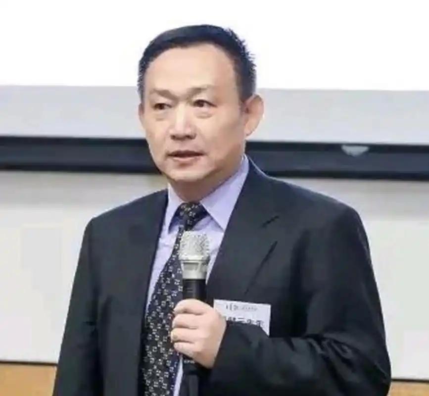 卢麒元深夜写下十六个字，我读完一夜没睡：这不是一个人的呐喊，是一代人的答卷

"