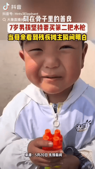 泪目。甘肃庆阳，一位7岁男孩跟妈妈要了一把水枪玩了不久，又坚持再买一把，妈妈疑惑