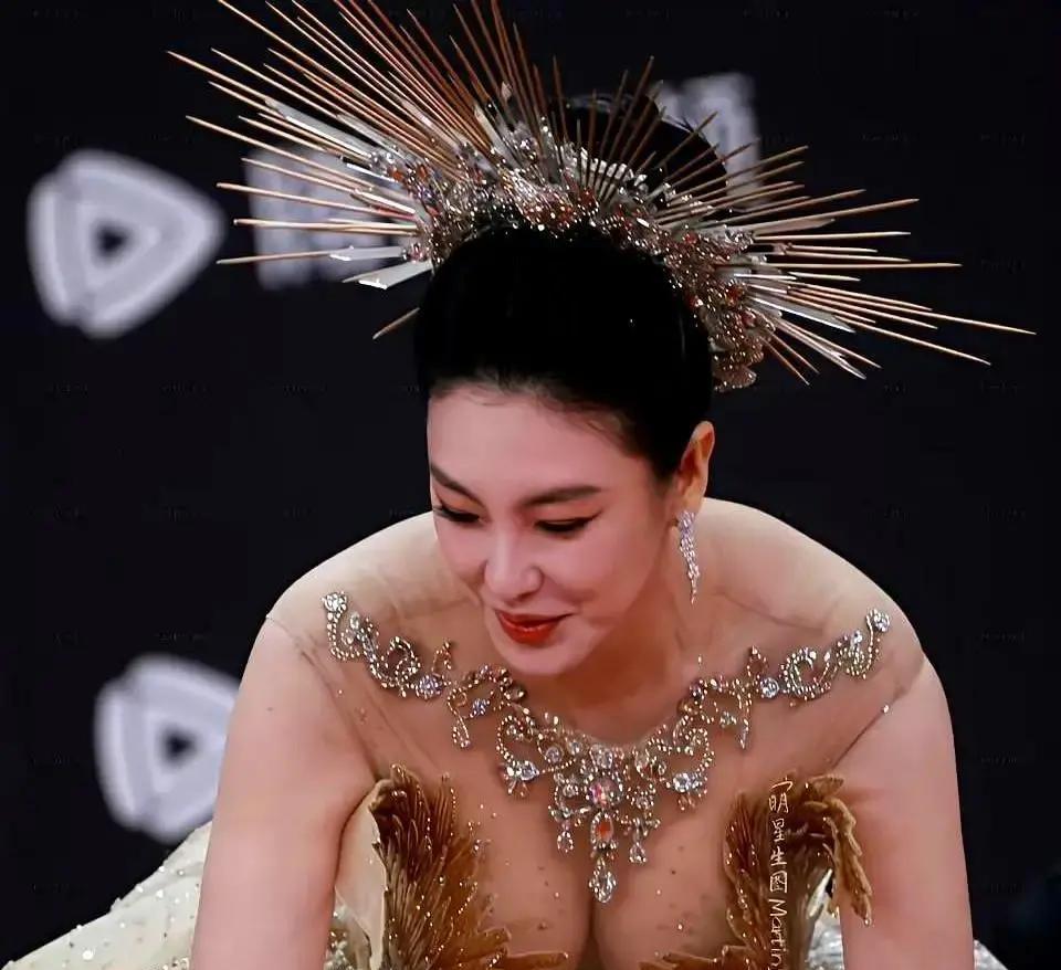 三秒。
她一转身，镁光灯疯了。
那道翡翠绿的深V，不是开口，是一道锋刃，从肩胛骨