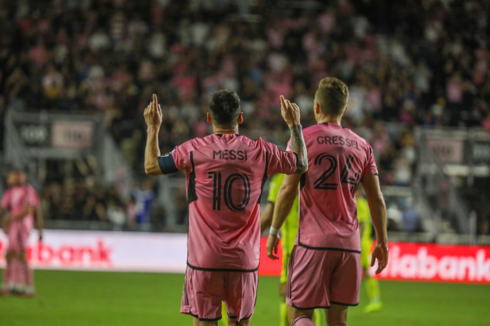 什么是球王？梅西连续19年(2006-2024)至少创造10个进球(g+a)✅?