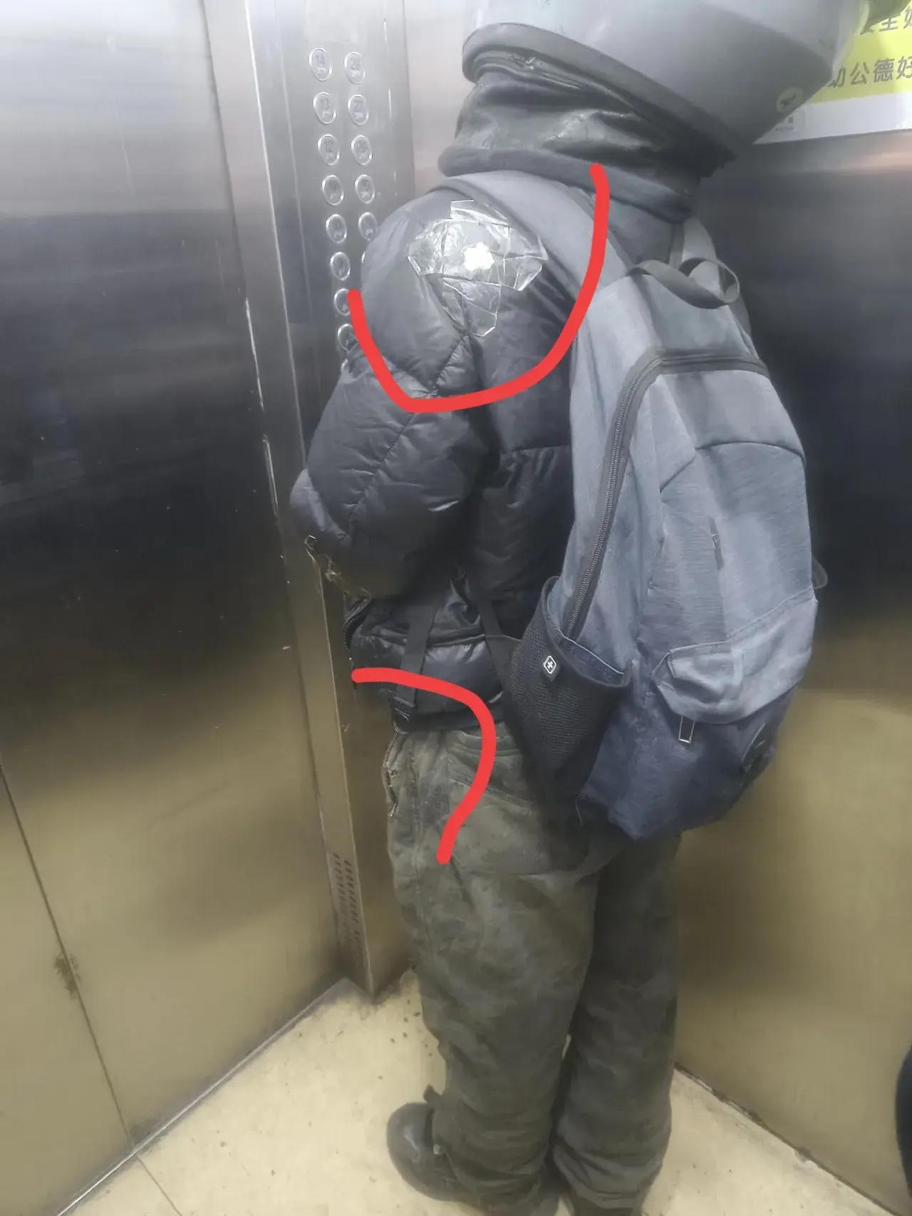 看到这一幕，心里很不是滋味！唉！可怜的孩子呀！不知道怎么说……