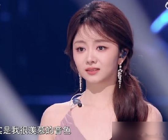 谭松韵最近上了音综，全开麦唱歌。 张靓颖说，羡慕她的音色。 杨丞琳说，她有独一无