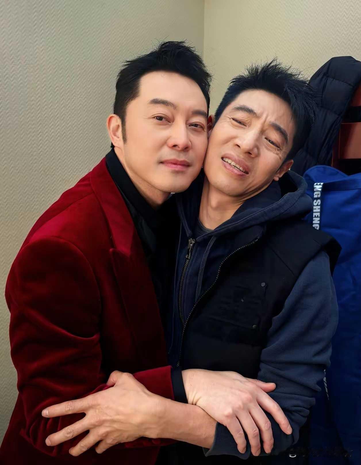 沙溢真是太主动了，这主动样子真是无人能拒绝。
沈腾的偶像包袱很重，撒贝宁一如既往