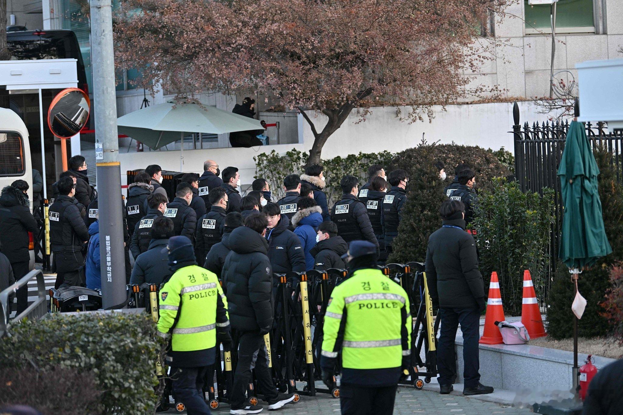 韩国警方将执行尹锡悦逮捕令 韩国总统尹锡悦因涉嫌重大违法行为，成为历史上首位被签