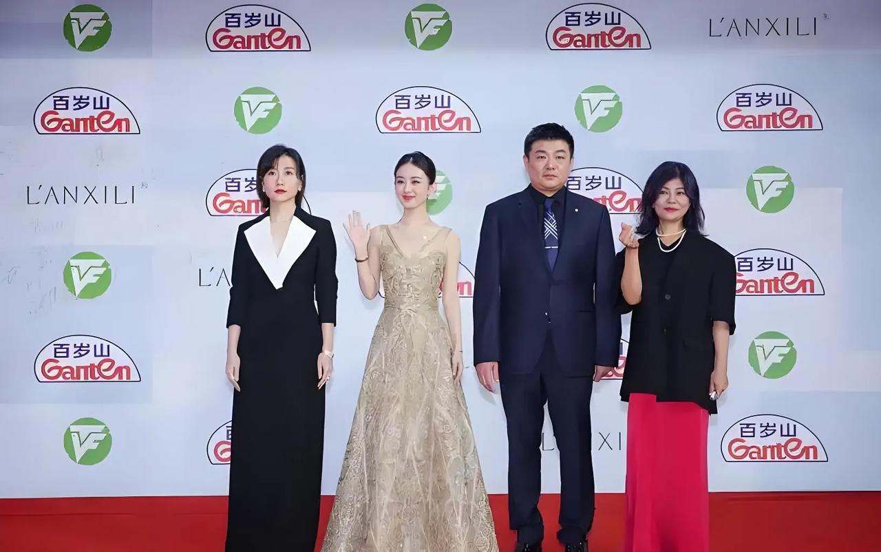 第29届白玉兰奖罕见上演“友情局”：视后候选闫妮、周迅台下紧握双手，颁奖前互称“