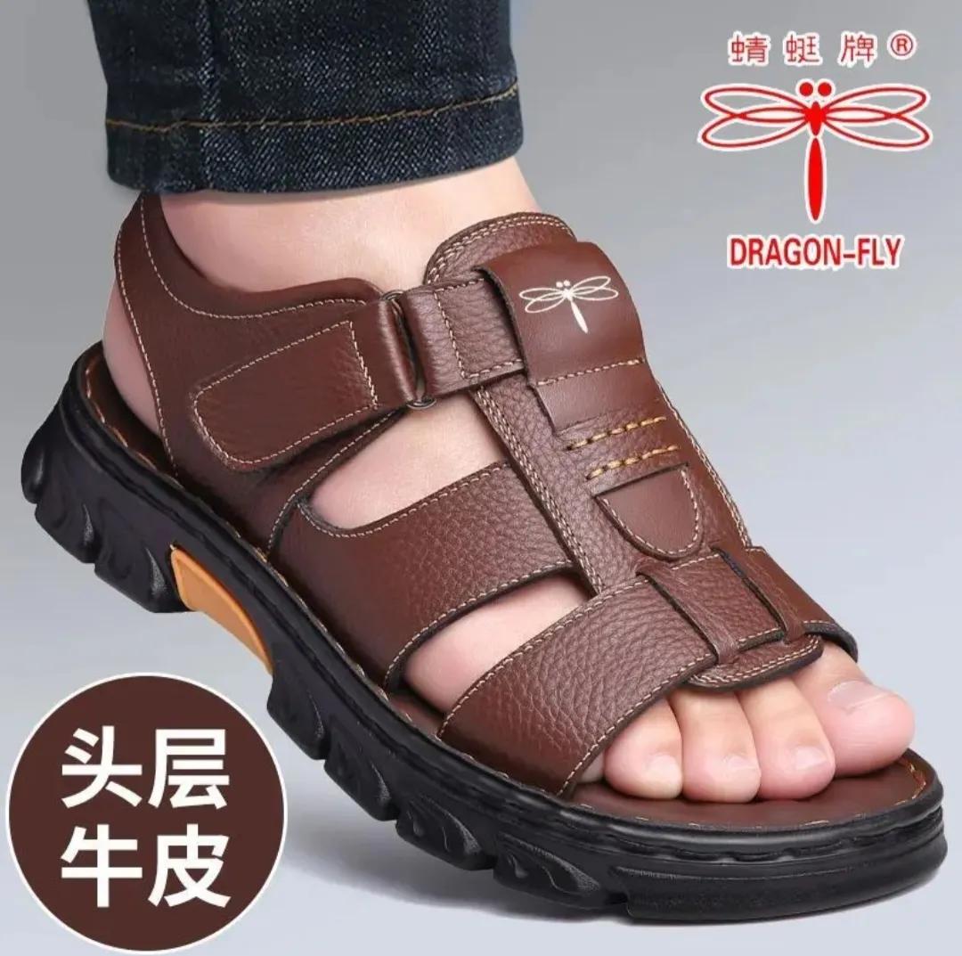 男人出门的时候，脚上穿着一双时尚的牛皮凉鞋，既凉爽又显得休闲帅气有品位。

这是