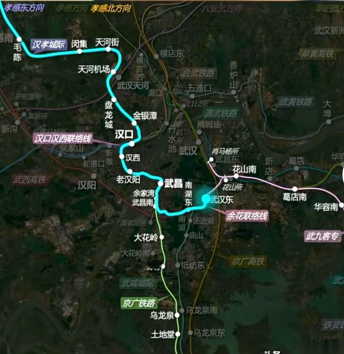 花高价买的高铁票，结果脸贴在车窗上一看，旁边铁轨上一辆绿皮火车正跟我们并驾齐驱。