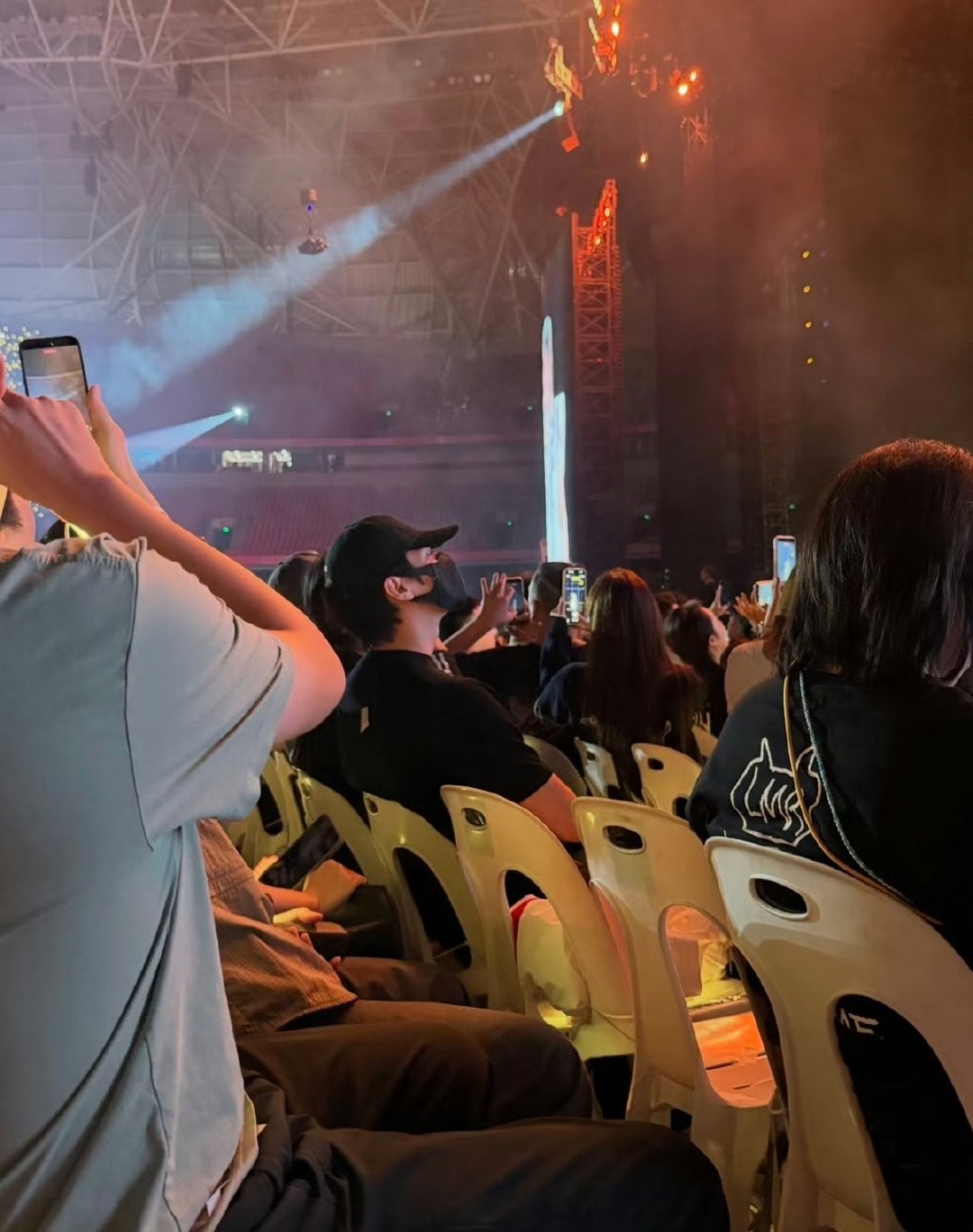 网友在孙燕姿演唱会偶遇许凯网友看孙燕姿演唱会偶遇许凯 ​网友看孙燕姿演唱会偶遇许
