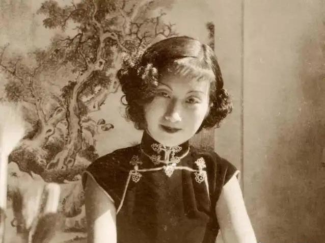 1927年，上海三大美女之一的国画家周炼霞结婚，婚后十分幸福。不料有一天丈夫出差